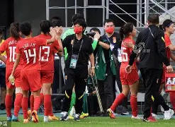 bet365app下载-女子拳击赢了之后搂衣服